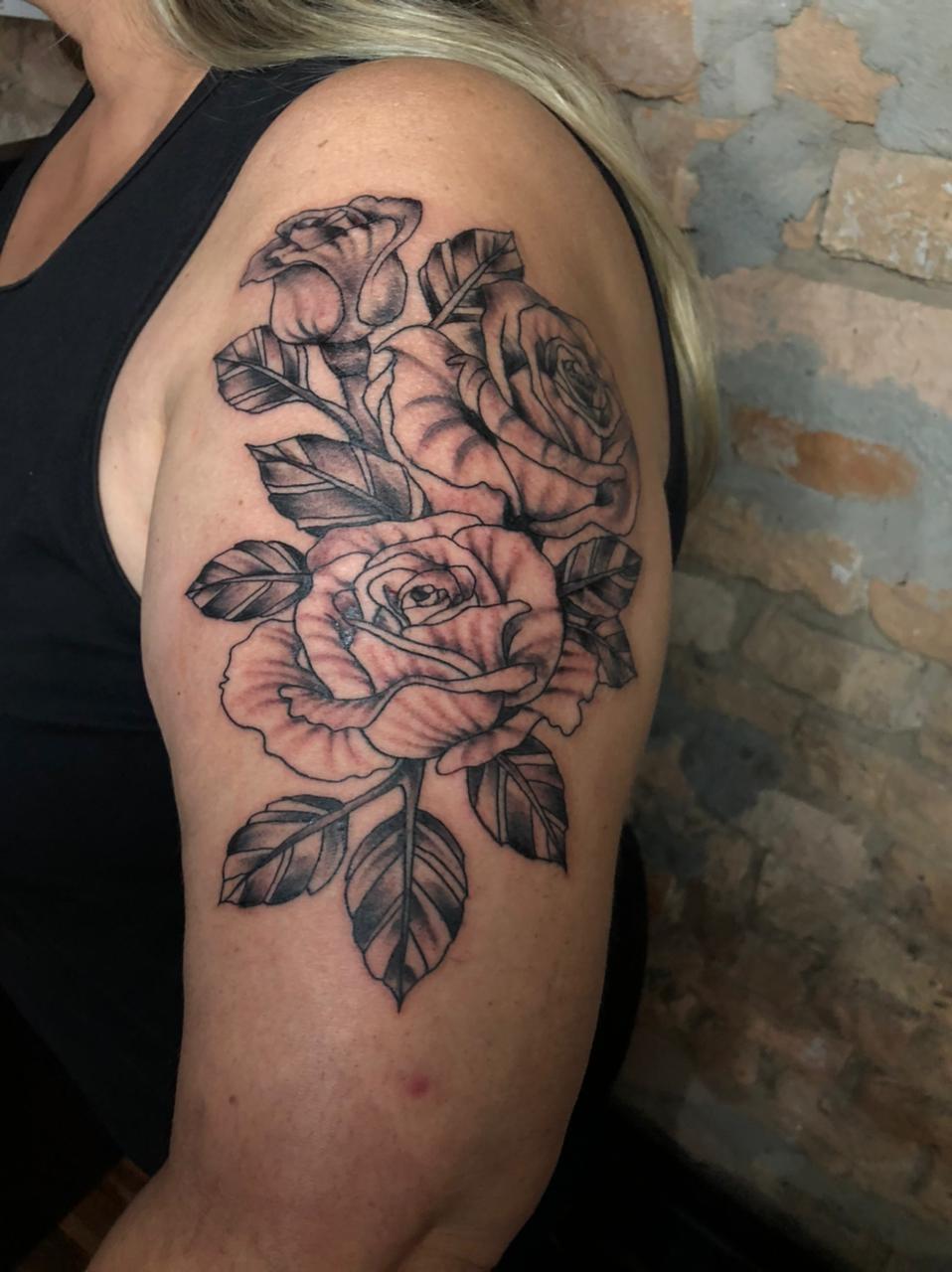 Tatuagem Blackwork ornamental no braço masculino