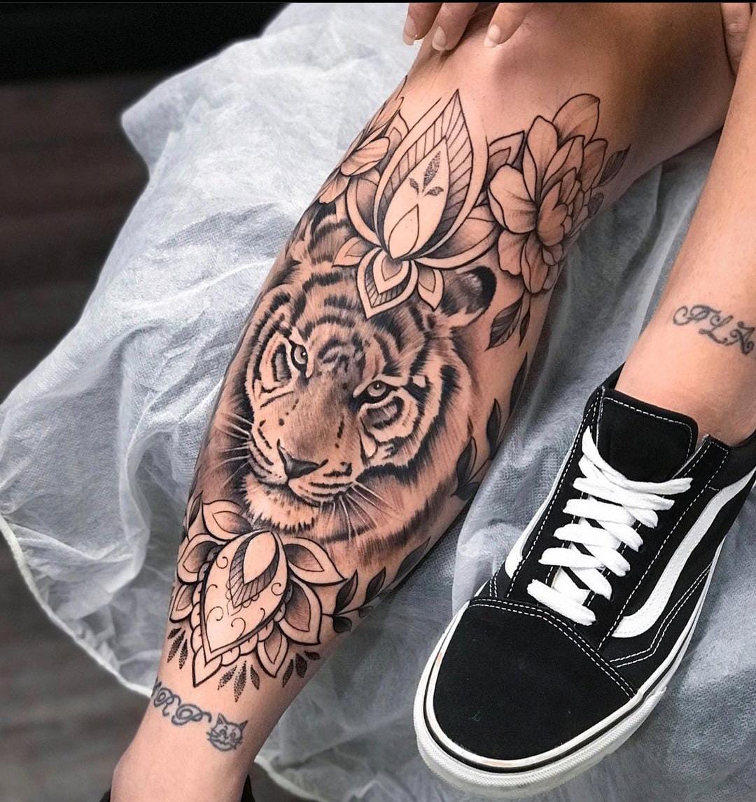 Tatuagem Fineline de escrita delicada com traços precisos