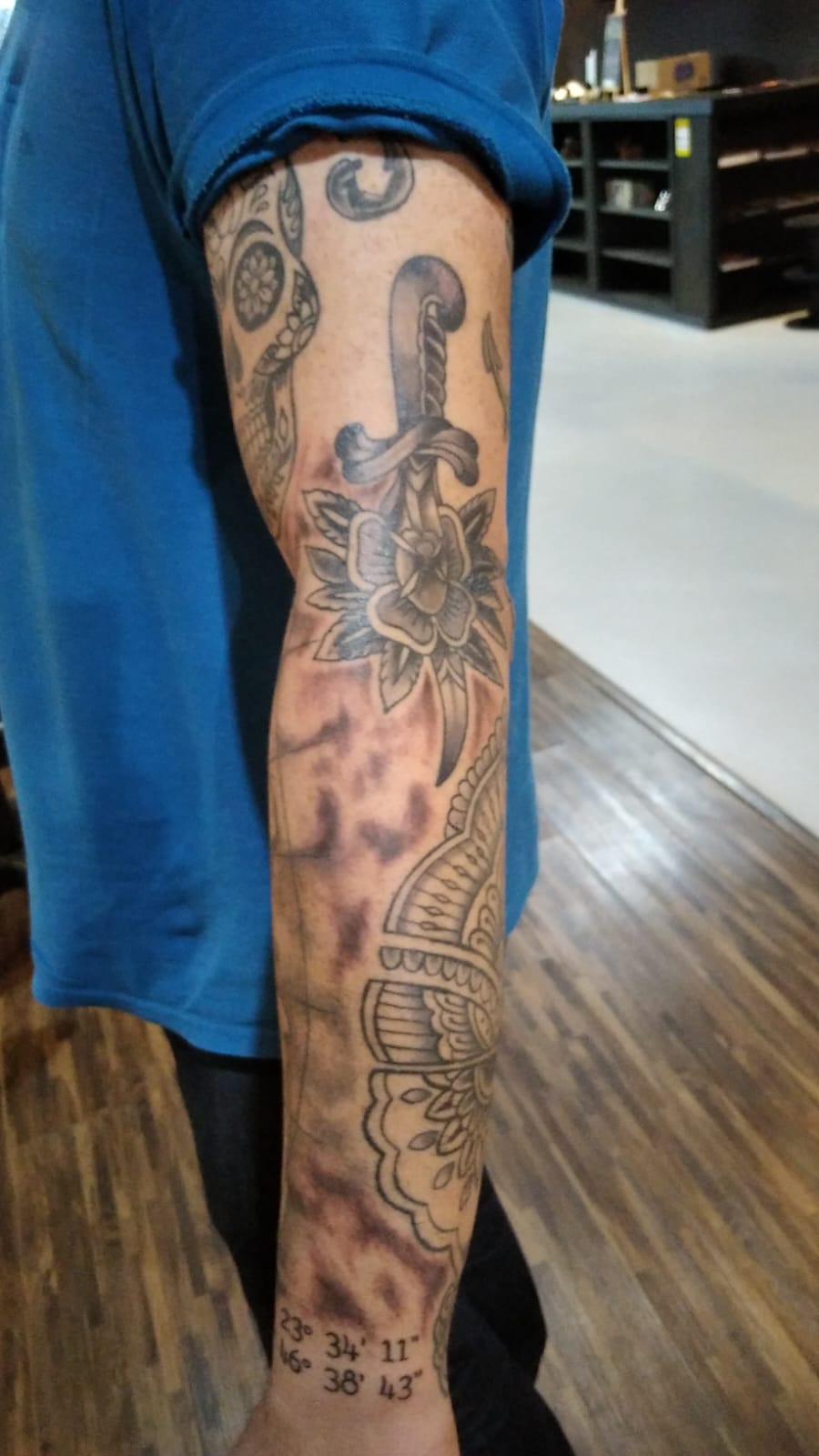 Tatuagem Realista sombreada de bússola e mapa nas costas