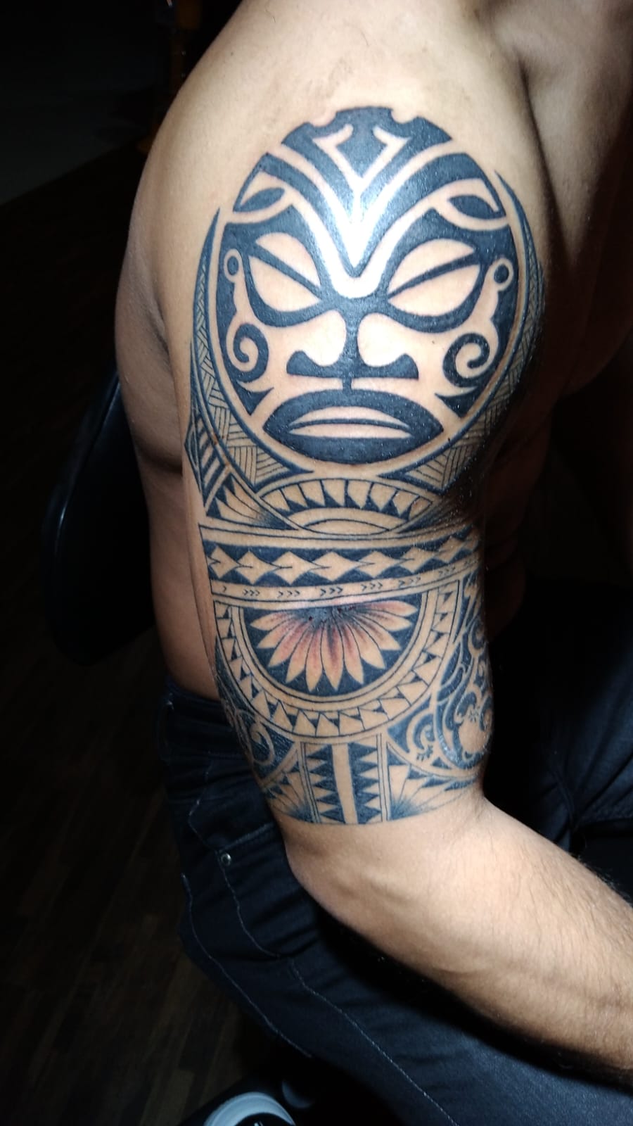 Tatuagem Blackwork de crânio com flores ornamentais