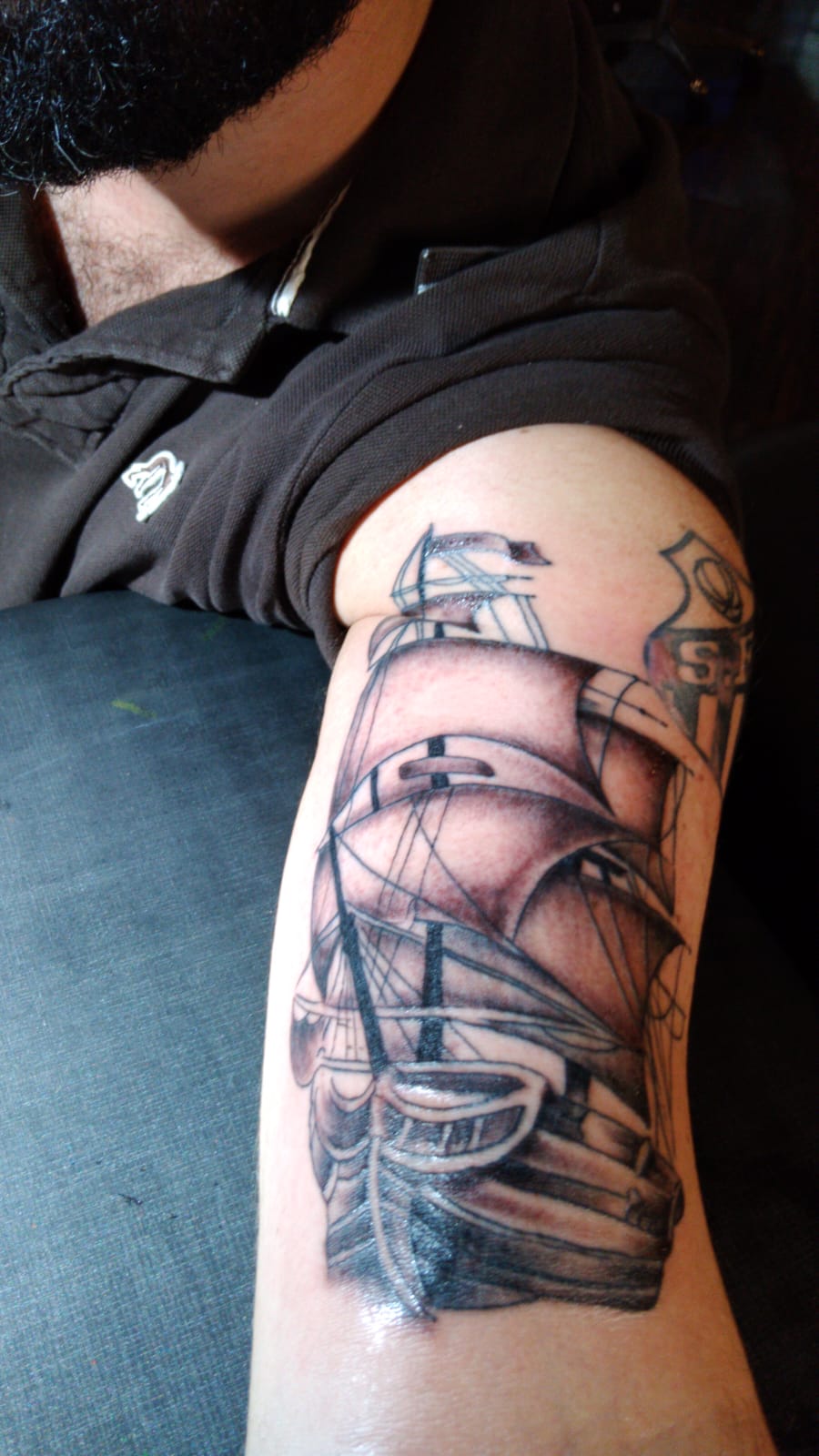 Tatuagem Blackwork de lobo geométrico no braço