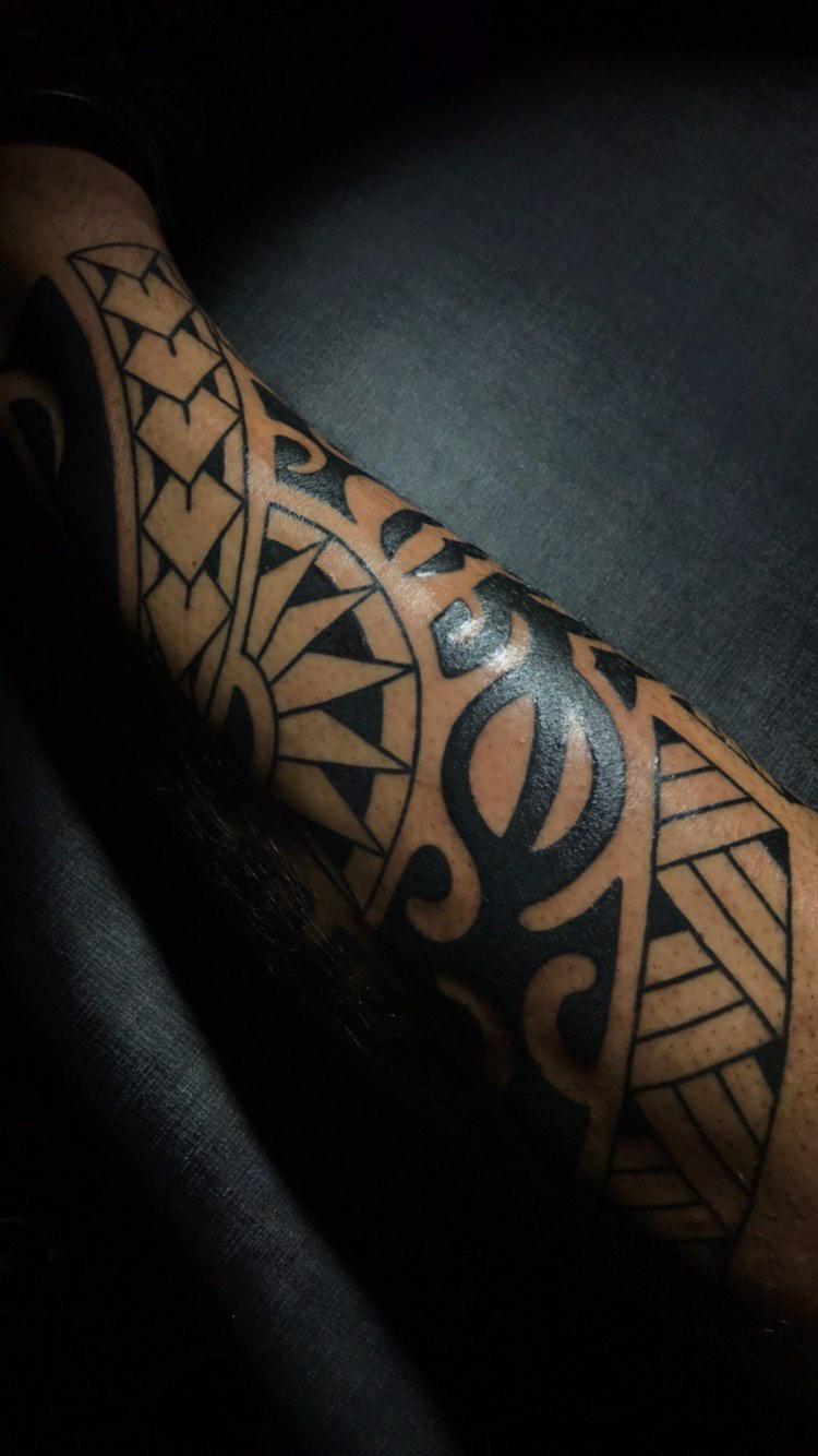 Tatuagem floral sombreada de traço fino