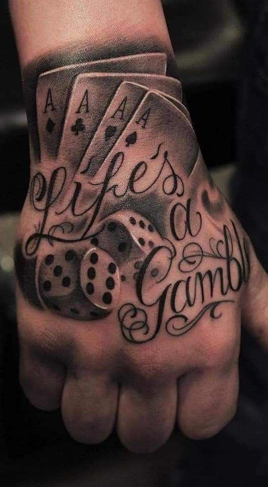 Tatuagem ornamental geométrica no braço