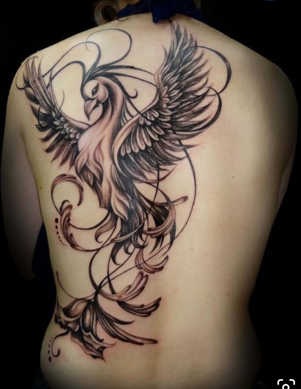 Tatuagem Realista sombreada de olho detalhado no antebraço
