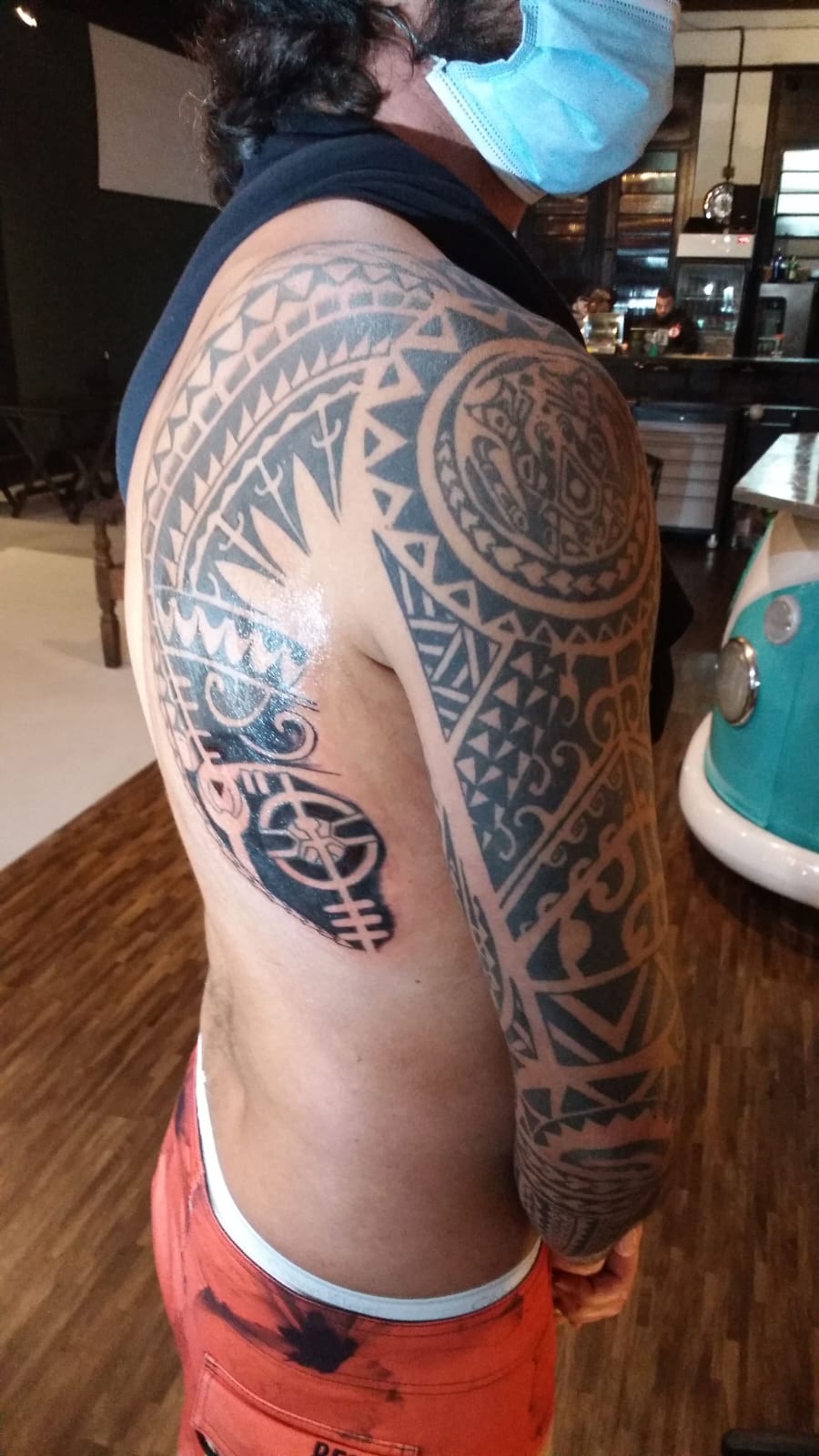 Tatuagem Fineline de borboleta com texturas de pontilhismo