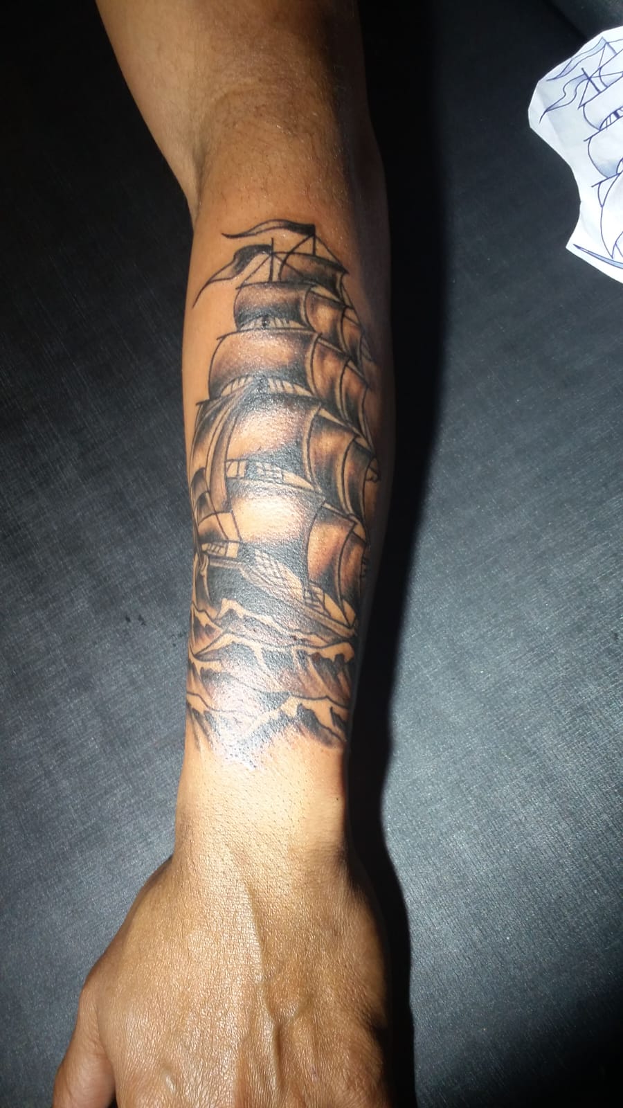 Tatuagem Blackwork de mandala geométrica no cotovelo