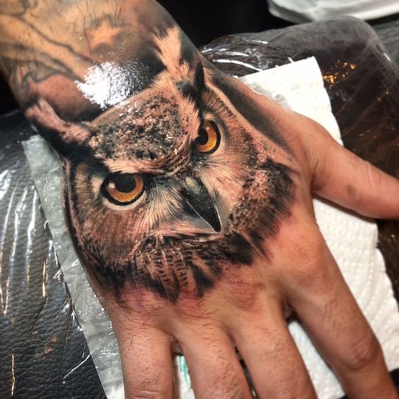 Tatuagem Fineline minimalista de constelação no pulso