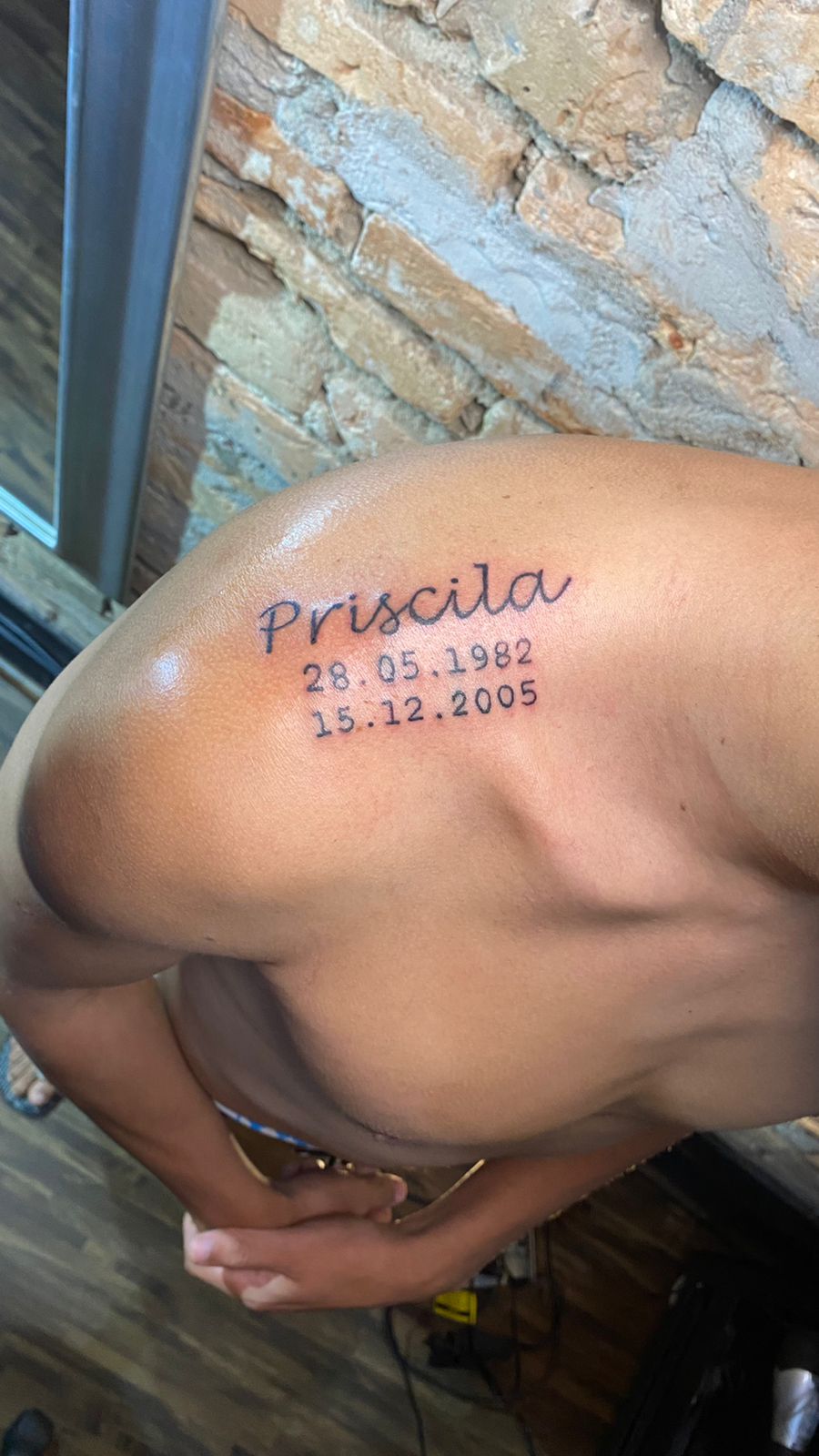 Tatuagem Fineline delicada de ramo de flores no antebraço