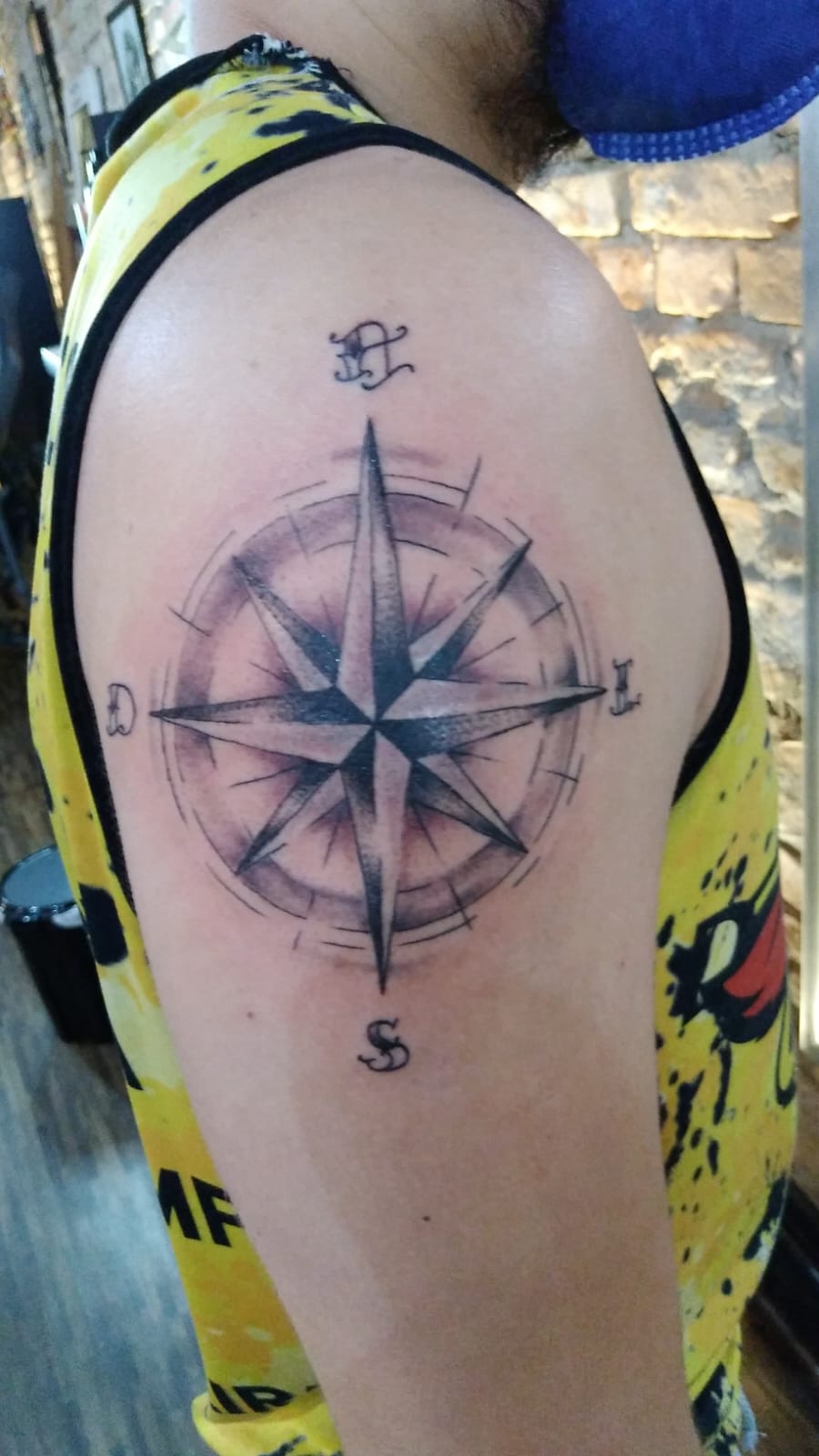 Tatuagem Realista de bússola náutica detalhada no braço