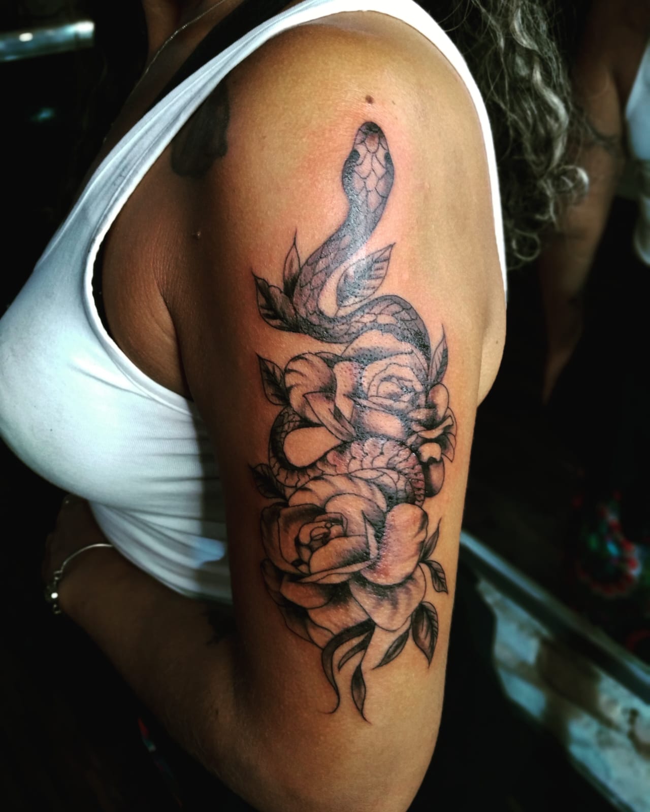 Tatuagem Realista sombreada de leão com detalhes geométricos