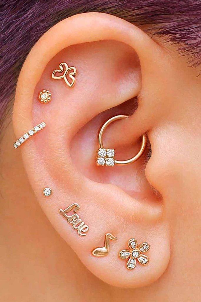 Aplicação de piercing de luxo no nariz