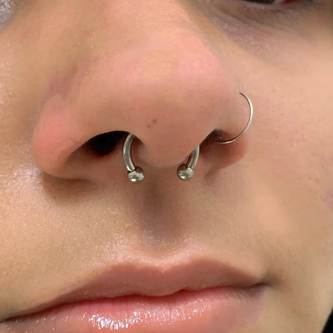Piercing Helix de luxo com joia em titânio e cristais