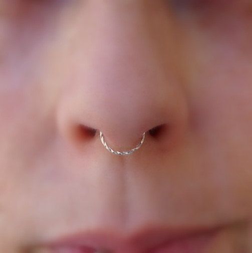 Aplicação de piercing de luxo no septo